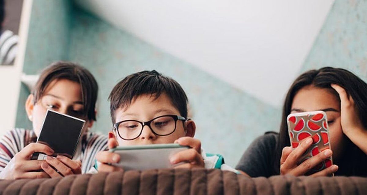 Casi el 80% de los niños de 10 y 11 años ya usan redes sociales y muchos pasan más de 10 horas conectados