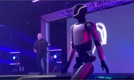El curioso baile del robot de Tesla para celebrar el respaldo de los accionistas a Elon Musk