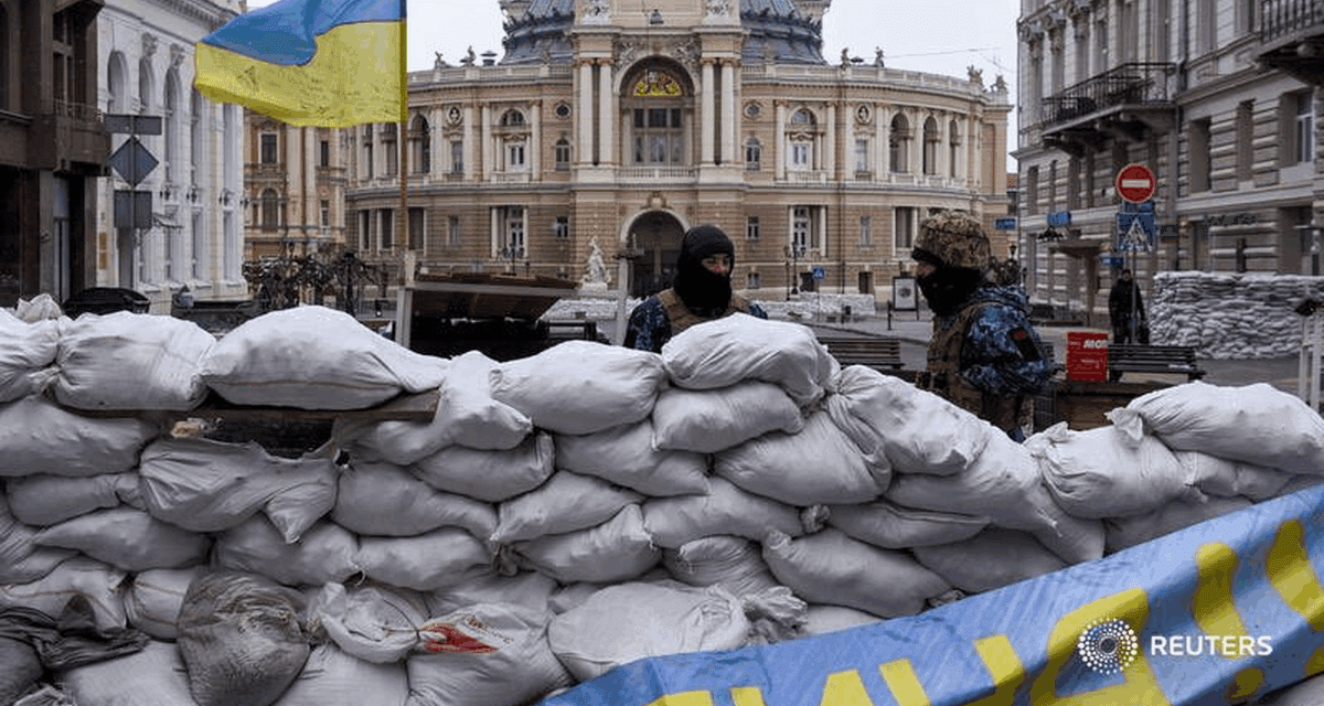 Un masivo ataque ruso con drones y misiles deja sin luz a medio Kiev y profundiza la crisis energética