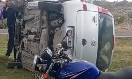 Persecución y vuelco en Chimbas: Dos menores robaron un auto y terminaron hospitalizados