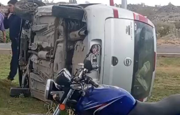 Persecución y vuelco en Chimbas: Dos menores robaron un auto y terminaron hospitalizados