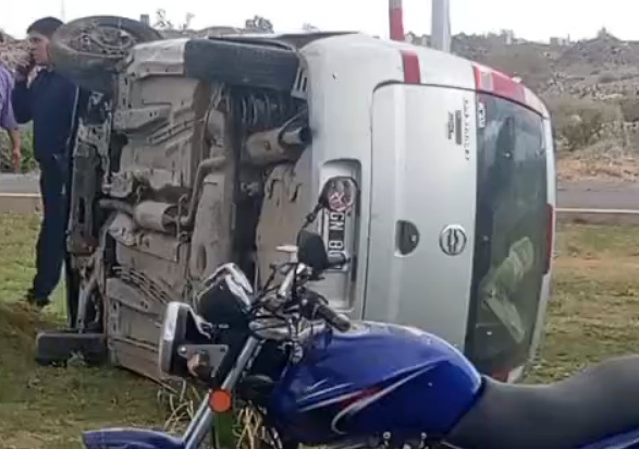 Persecución y vuelco en Chimbas: Dos menores robaron un auto y terminaron hospitalizados