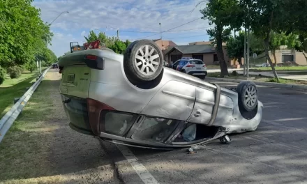 Santa Lucía: Perdió el control en una curva y terminó volcando