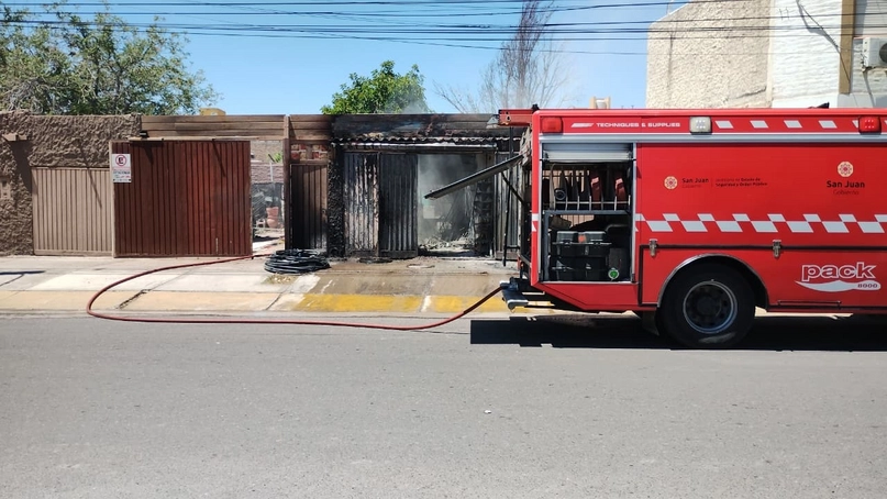 Incendio destruyó un depósito de ferretería en Capital y desató un conflicto judicial entre inquilinos y propietario