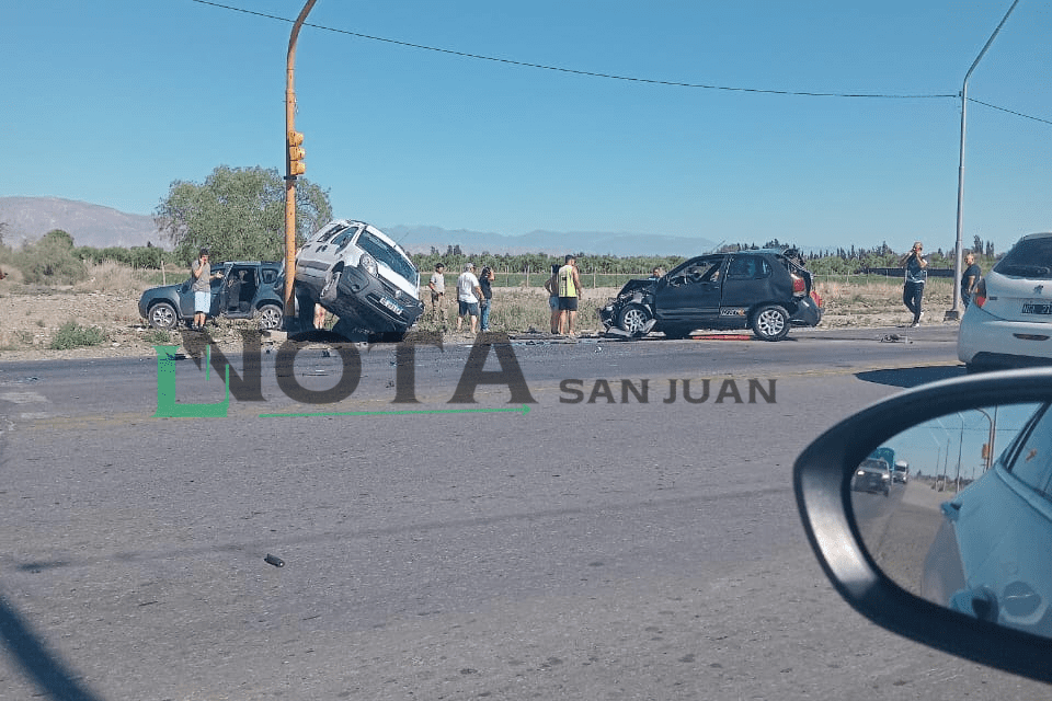 Fatal accidente en Ruta 40 y calle 9: Un muerto y dos heridos graves