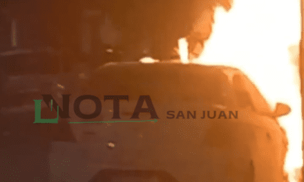 Incendio de un remis en Rawson: Trabajan Bomberos mira el video del momento