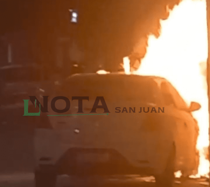 Incendio de un remis en Rawson: Trabajan Bomberos mira el video del momento