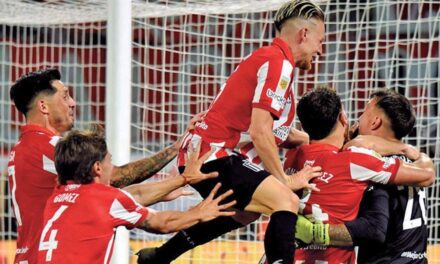 Estudiantes en estado de gracia: le ganó a Platense y levantó el Trofeo de Campeones