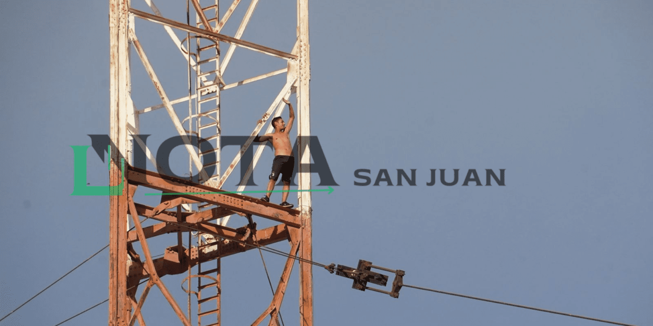 Mirá el video: Un hombre se trepó a la antena de radio Colón y hay tensión por el rescate