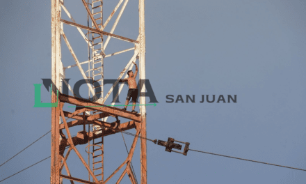 Mirá el video: Un hombre se trepó a la antena de radio Colón y hay tensión por el rescate