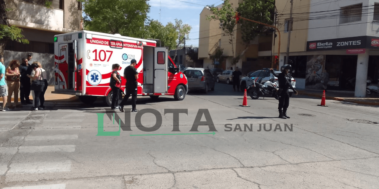 URGENTE: Choque en Capital, un conductor fue asistido por personal de la salud