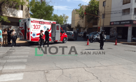 URGENTE: Choque en Capital, un conductor fue asistido por personal de la salud