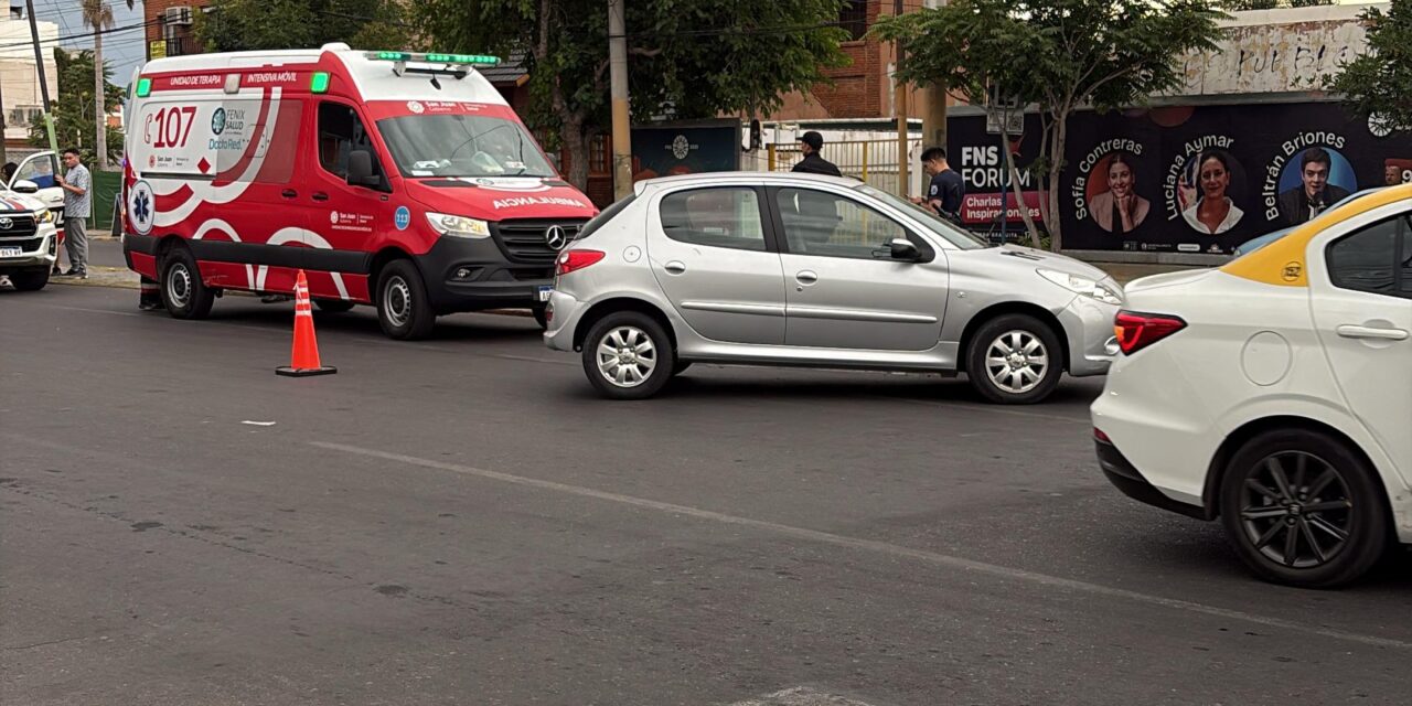 Choque entre un auto y una moto dejó un motociclista herido en pleno centro sanjuanino