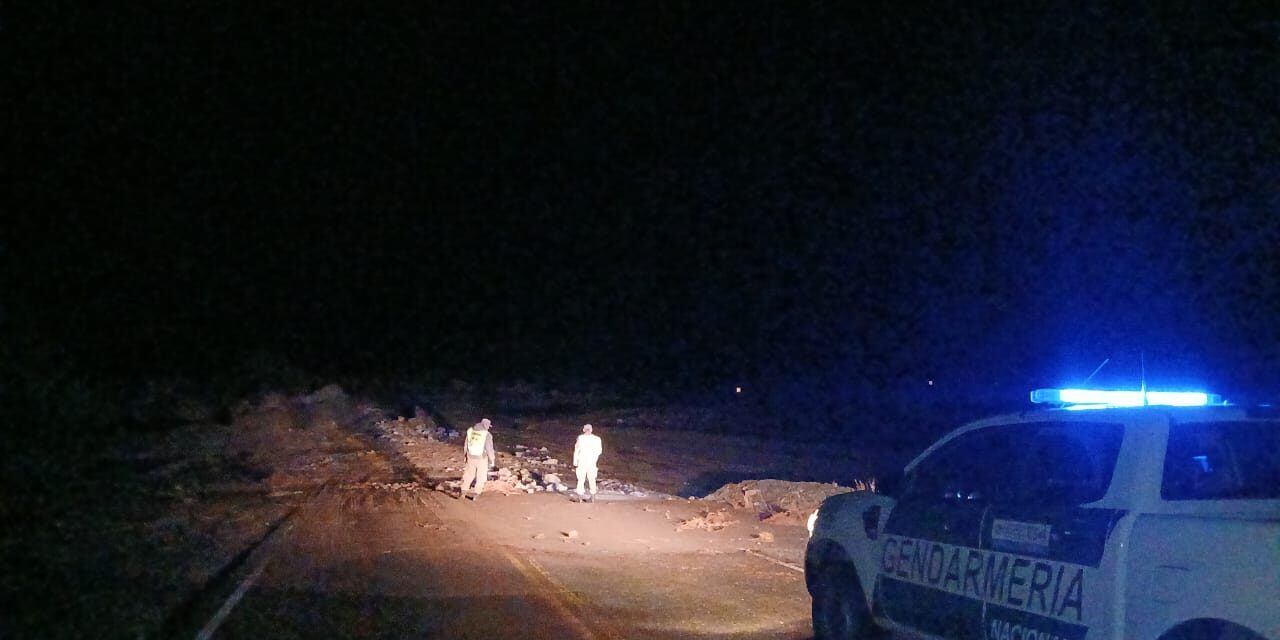 Desprendimiento y arrastre en la Quebrada de los Gauchos: Gendarmería trabaja para mantener la ruta transitable