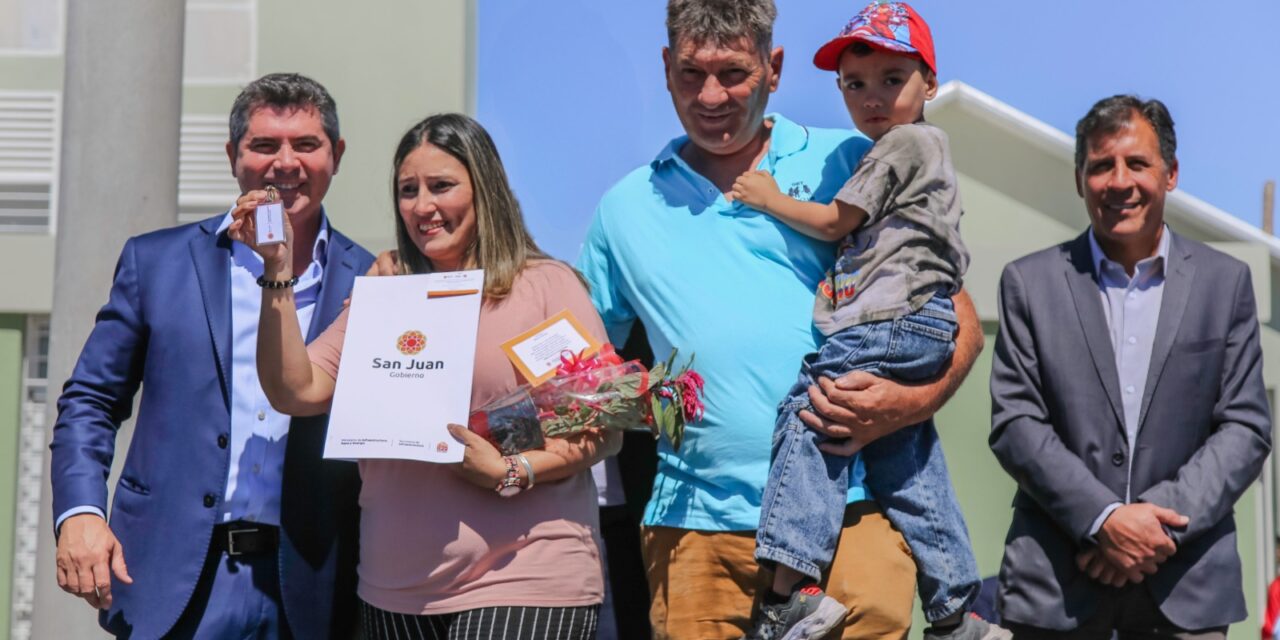 Orrego entregó nuevas casas en Rawson y volvió a marcar diferencias con Nación