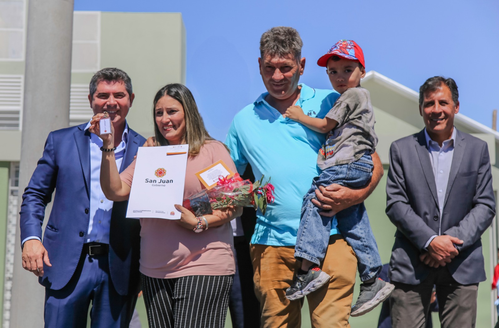 Orrego entregó nuevas casas en Rawson y volvió a marcar diferencias con ...