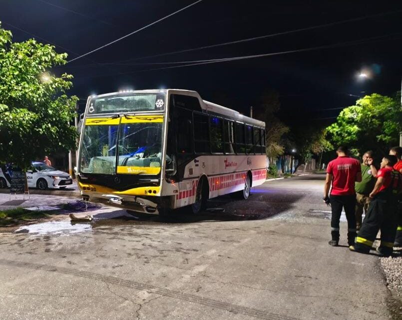 Violento choque entre un colectivo y un auto dejó dos personas hospitalizadas en Capital