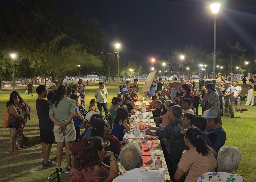 Una larga mesa, una noche y 140 historias: Boxing San Juan y las iglesias evangélicas llevaron contención a la calle
