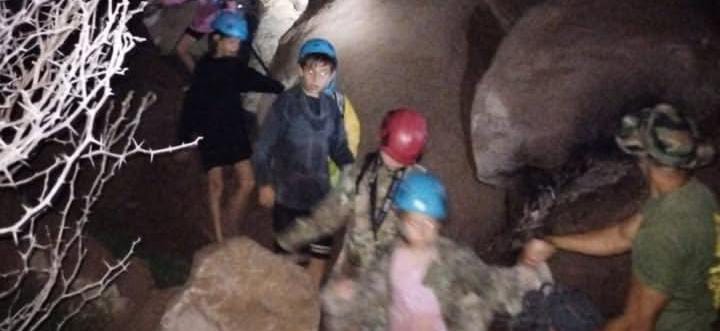 Rescataron a los 27 menores y 5 adultos varados en el Cerro Tres Marías