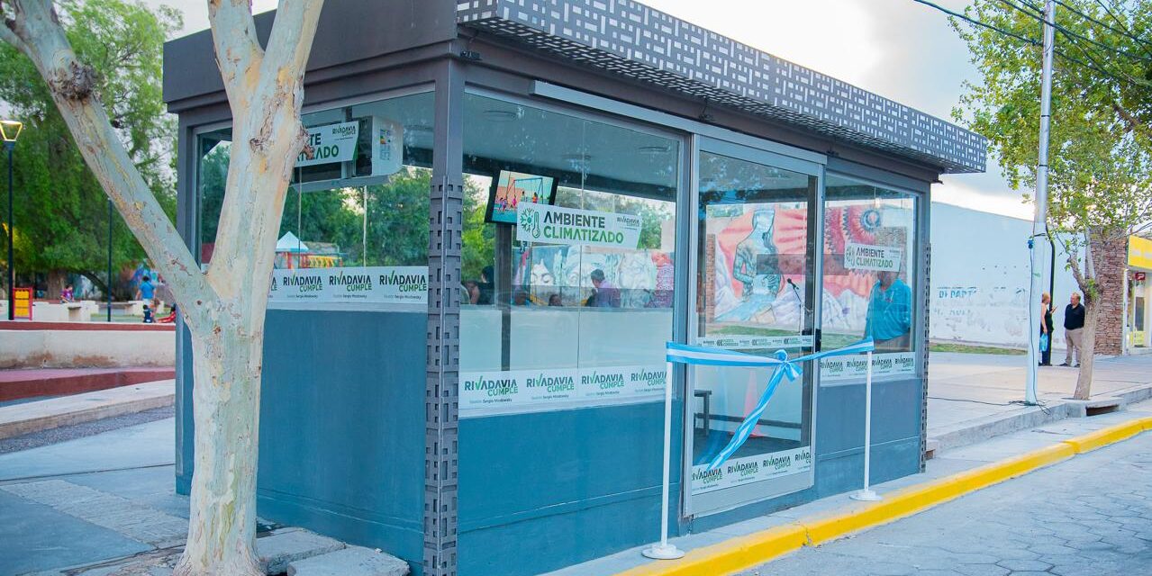 Aire, blindex y pantalla: Así es la nueva parada de colectivos que ya funciona en Rivadavia