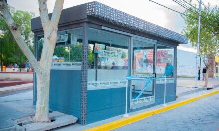Aire, blindex y pantalla: Así es la nueva parada de colectivos que ya funciona en Rivadavia