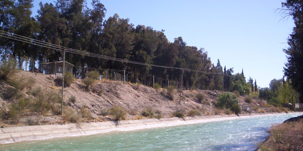 Se desbordó un canal en El Pinar y seis familias quedaron varadas: Intervienen Bomberos