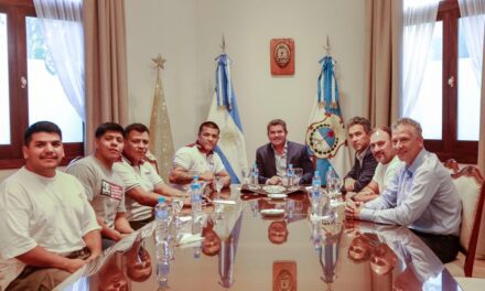 Un campeón que dejó huella: “Pac Man” Fernández fue recibido por Orrego tras su noche histórica