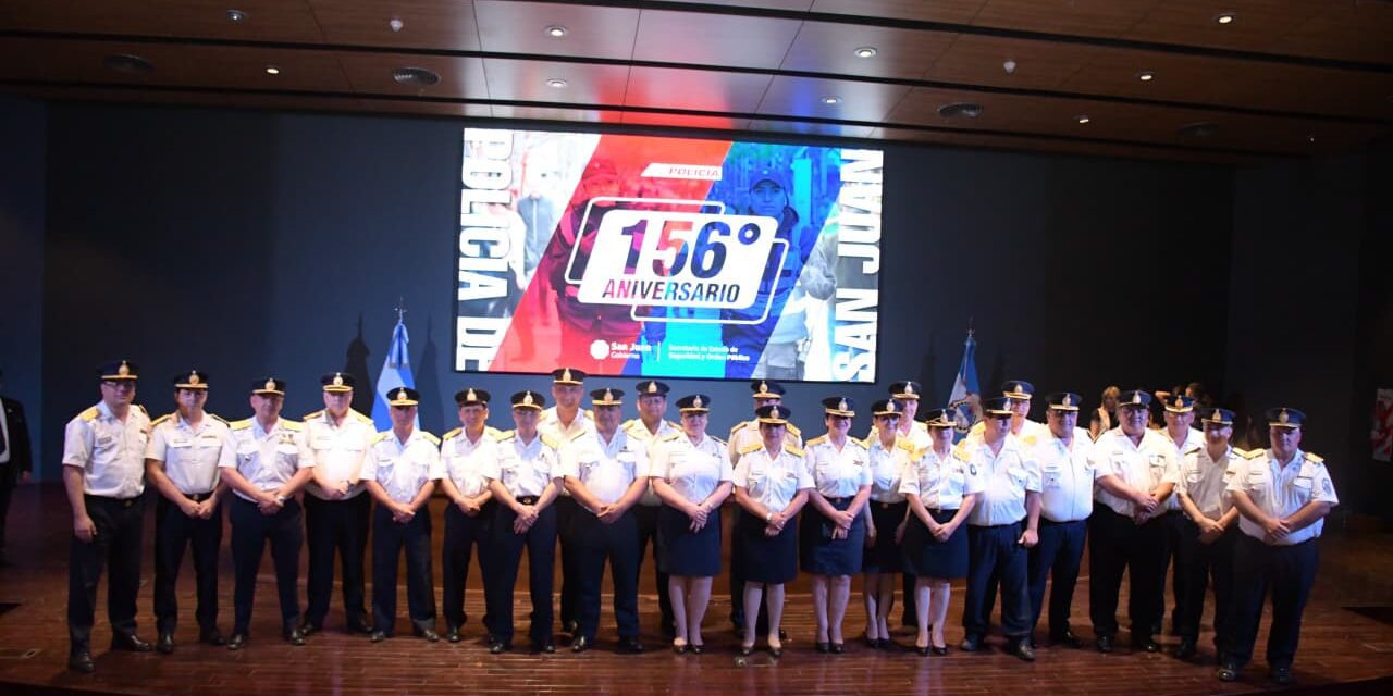 Reconocimiento a policías en retiro y presentación de nuevos materiales informativos de la fuerza