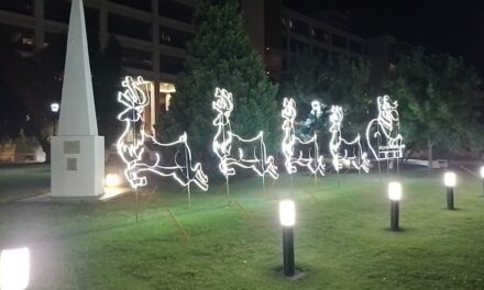 Luces que transforman la noche: así quedó la Plaza Seca con el nuevo montaje navideño