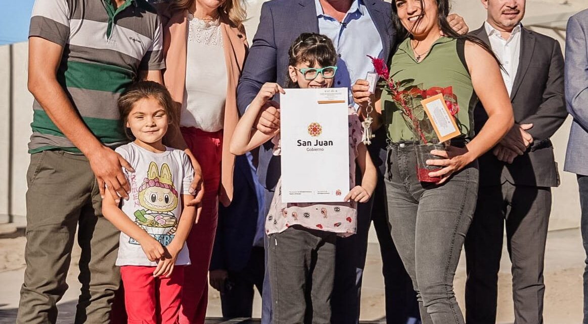 Jáchal: Orrego encabezó la entrega de viviendas y confirmó pavimento y Zona Franca