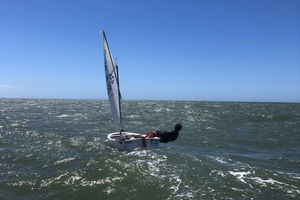 Un velerista sanjuanino hizo historia en el Panamericano de Optimist