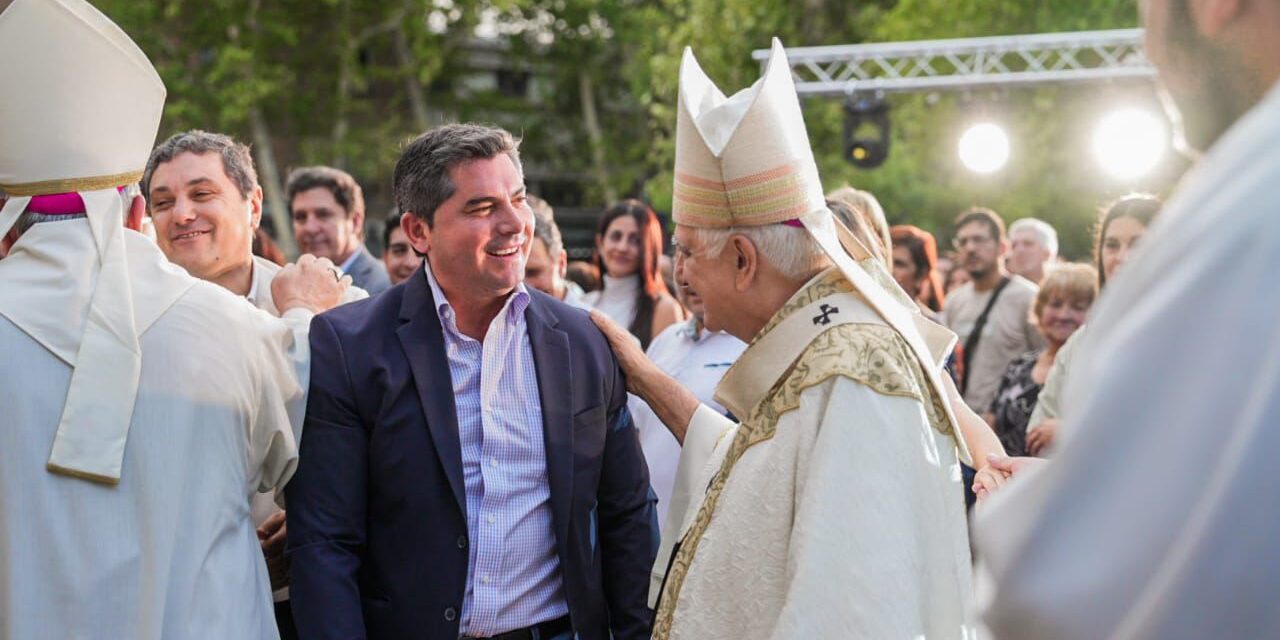 Navidad en comunidad: Orrego participó de la misa frente a la Catedral