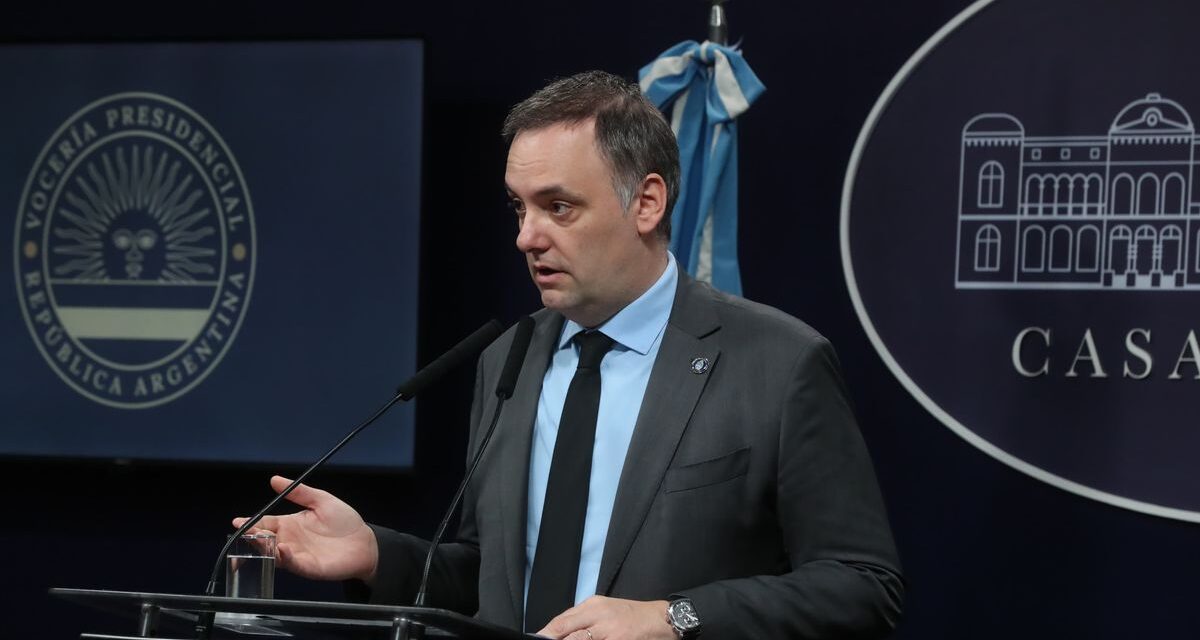 Manuel Adorni desplazó a José Rolandi y nombró a Aimé Vázquez como su mano derecha en la Jefatura
