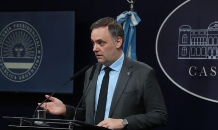 Manuel Adorni desplazó a José Rolandi y nombró a Aimé Vázquez como su mano derecha en la Jefatura