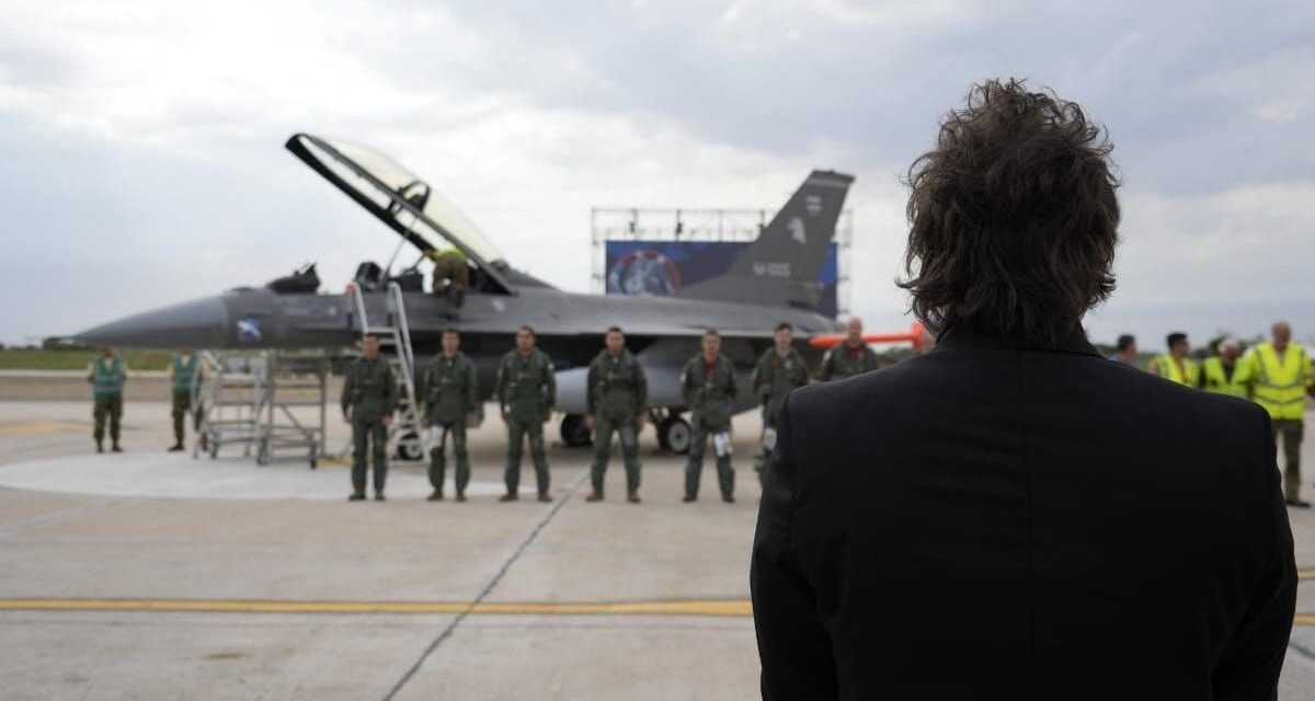 El polémico sticker pegado en uno de los aviones F-16 en honor al Presidente