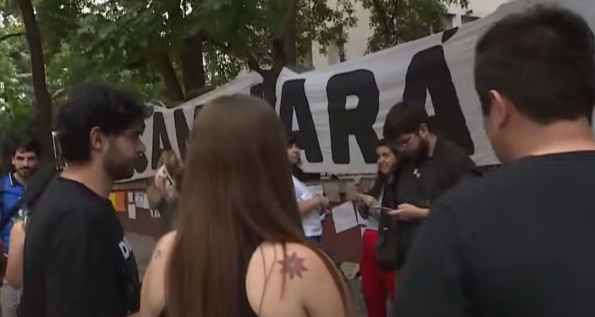 Vigilia de militantes de Cristina Fernández de Kirchner en el Sanatorio Otamendi por la salud de la expresidenta