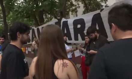 Vigilia de militantes de Cristina Fernández de Kirchner en el Sanatorio Otamendi por la salud de la expresidenta