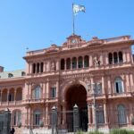 El proyecto del Gobierno propone que el Presidente, ministros y legisladores dejen de cobrar si hay déficit fiscal