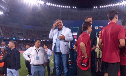 Sin secanucas, ‘Chiqui’ Tapia transpiró como nunca en la entrega de premios a Estudiantes en Santiago