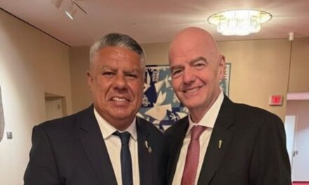 Chiqui Tapia junto a Gianni Infantino y Maxi Rodríguez en la previa al sorteo del Mundial 2026