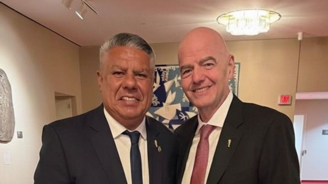 Chiqui Tapia junto a Gianni Infantino y Maxi Rodríguez en la previa al sorteo del Mundial 2026