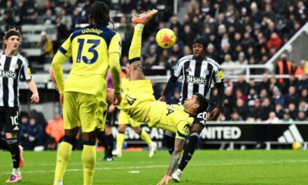 Show del Cuti Romero: doblete, golazo de chilena y empate agónico en la Premier League