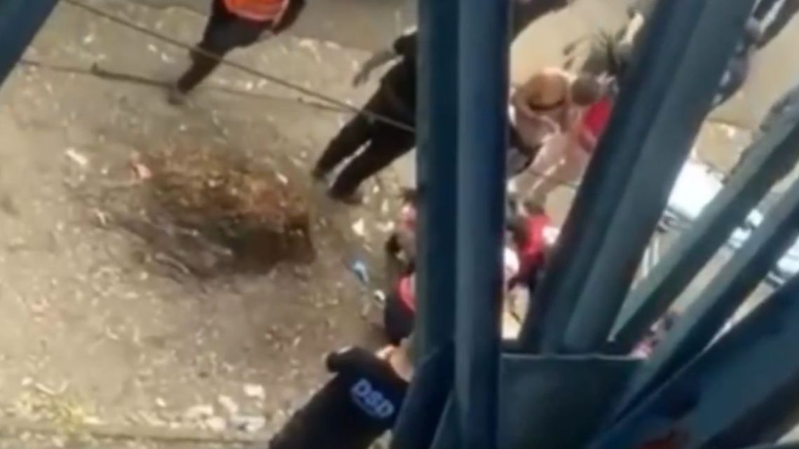 Hincha de Gimnasia cayó desde la tribuna Centenario y sufrió graves heridas antes del clásico