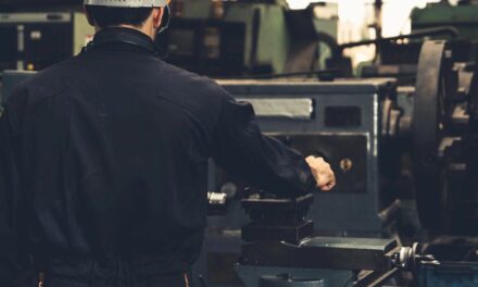 La industria en retroceso y Javier Milei exhibe alianzas