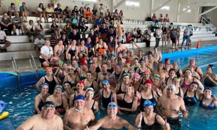 Cierre de año a pura energía: Los programas Activate y Adultos Saludables mostraron sus avances en una exhibición de natación