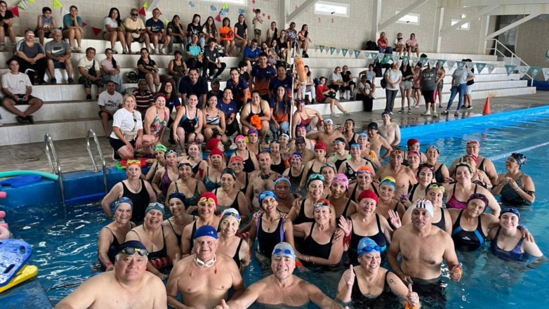Cierre de año a pura energía: Los programas Activate y Adultos Saludables mostraron sus avances en una exhibición de natación