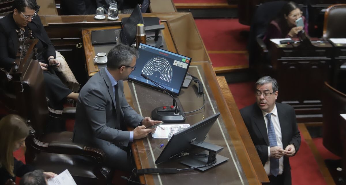 La Libertad Avanza busca blindar a Manuel Adorni y cerrar zona fría en Diputados, en una sesión que prevé cambios sobre la hora