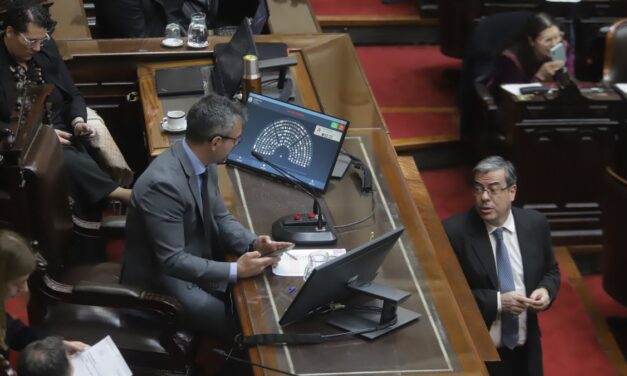 La Libertad Avanza busca blindar a Manuel Adorni y cerrar zona fría en Diputados, en una sesión que prevé cambios sobre la hora