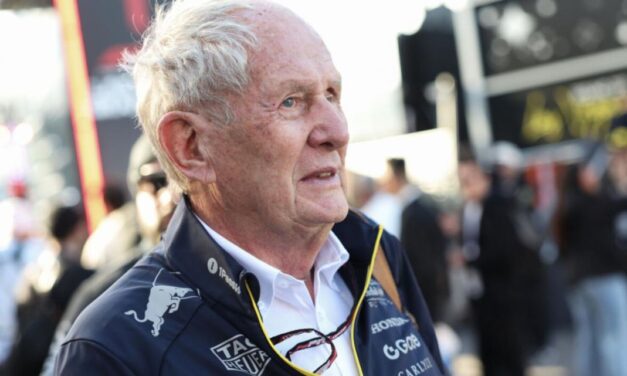 Oliver Mintzlaff, CEO de Red Bull, barre con Helmut Marko cofundador de los equipos de F1