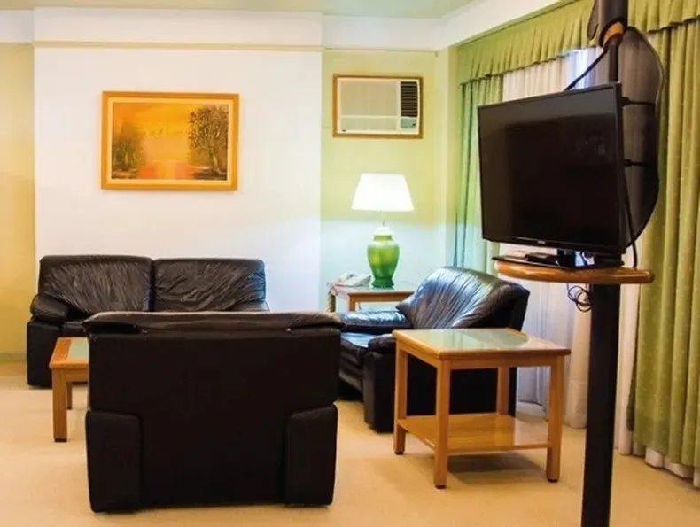 Confuso episodio en pleno centro: Investigan la caída y los disturbios de un hombre alojado en un hotel